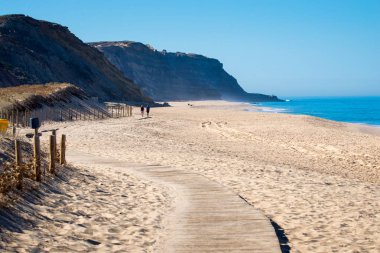 Kum denize ahşap yolda. Tatil ve dinlenme plaj kavramı.
