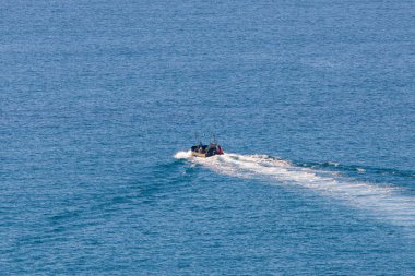 Tekne arasında açık okyanus suyu yarışı. Denizde hız teknesi. En az doğa fotoğrafçılığı. Deniz taşımacılığı plaj manzarası. En az soyut doğa manzara fotoğrafçılığı.