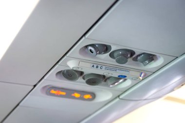 kabin içinde uçak, ışık, hava durumu ve işaretler Masası koltuk yukarıda