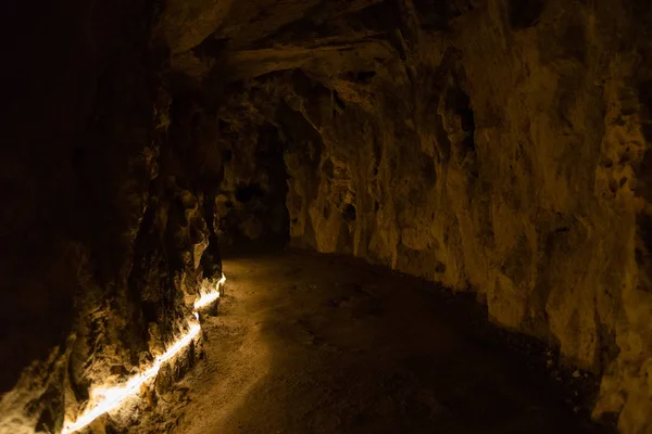 Túnel Muy Antiguo Con Iluminación Través Roca Montaña —  Fotos de Stock