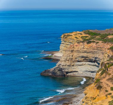 Doğal deniz manzarası kayalıklarla ve deniz ya da okyanus sahilinde doğa manzaralı.