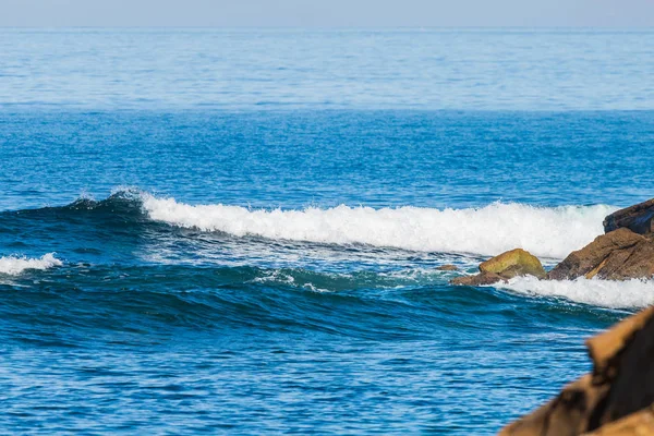 Ondas Mar Rebentar Rochas Ondas Mar Azul Profundo Atingiu Penhasco — Fotografia de Stock