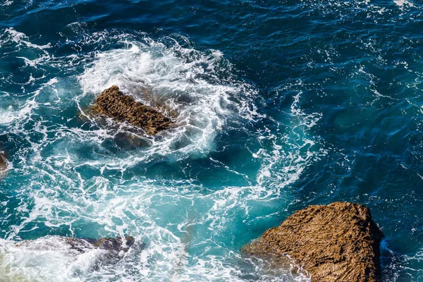 Onde Marine Che Infrangono Una Roccia Onde Marine Blu Intenso — Foto Stock