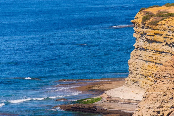 Doğal Deniz Manzarası Kayalıklarla Deniz Okyanus Sahilinde Doğa Manzaralı — Stok fotoğraf