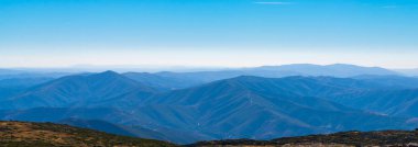 Dağdaki muhteşem hava manzarası. Mavi duman ve gökyüzü