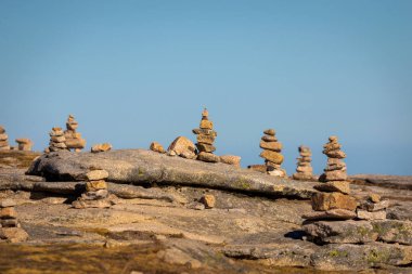 Zen dengeli taşlar yüksek dağlarda istiflenir. Manzaralı dağ manzarası