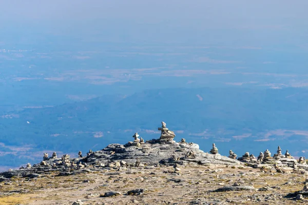 Zen Balancierte Steine Stapeln Sich Hohen Bergen Malerischer Blick Auf — Stockfoto