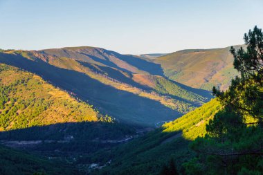 Günbatımında yeşil nehir Rio Zezere vadisi dağ manzarası. Portekiz, Serra da Estrela.