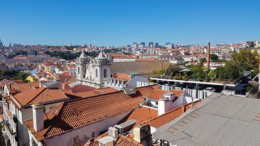 Kırmızı kiremit çatılı Lizbon şehir merkezinin havadan görüntüsü.