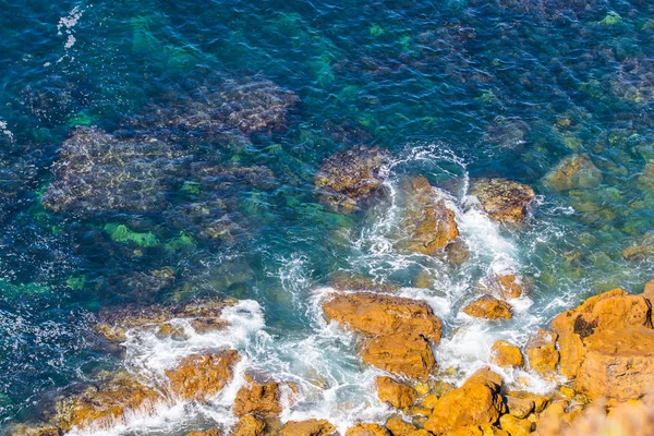 海浪和一些岩石的空中景观 — 图库照片