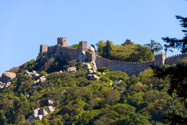 Sintra, Portekiz bir tepenin Ortaçağ Kalesi kırlarda kalesidir.