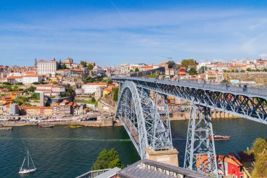 Panoramik manzaralı Douro nehir ve ünlü Demir köprü Portekiz Porto şehir içinde tarihi kent üzerinde.