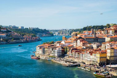 Porto, Portekiz 'in eski Ribeira kasabası renkli evleri, Douro nehri ve panoramik manzaralı gezinti alanı..