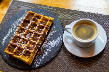Bir fincan kahve ve çikolatalı Belçika waffle 'ı..