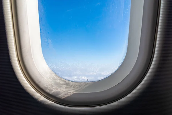 Das Fenster des Flugzeugs. Blick auf Bullaugenfenster an Bord eines Airbusses für Ihr Reisekonzept oder den Passagierflugverkehr. — Stockfoto