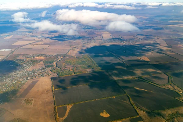 Fotografia aerea sopra la nuvola con grande fiume tra piazza campo verde di agricoltura in campagna — Foto Stock