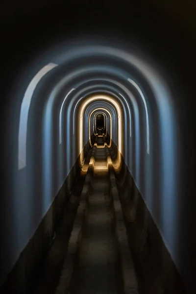 Arc-tunneln, olika färg ljus inuti. — Stockfoto