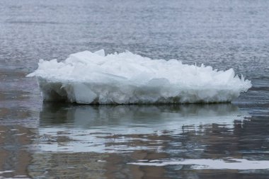 Küçük buzdağı nehir boyunca yüzen