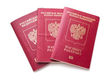 Beyaz bir arka plan üzerinde Rusya Federasyonu vatandaşı üç pasaport