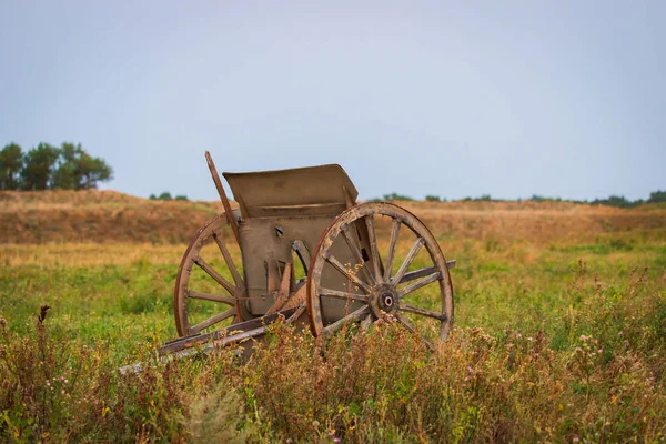 Porte-pistolet avec grandes roues pour vieux canon de fer — Photo