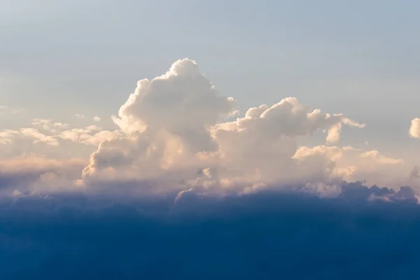 Céu azul e nuvens brancas — Fotografia de Stock