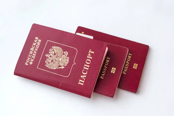 Três passaporte do cidadão da Federação russa em um contexto branco — Fotografia de Stock
