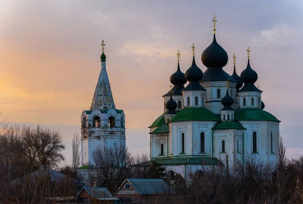 Historical Church, resurrection Cathedral in Starocherkassk (en inglés). Cielo atardecer sobre la Iglesia. Bonitas cúpulas. 1706-1719 — Foto de Stock