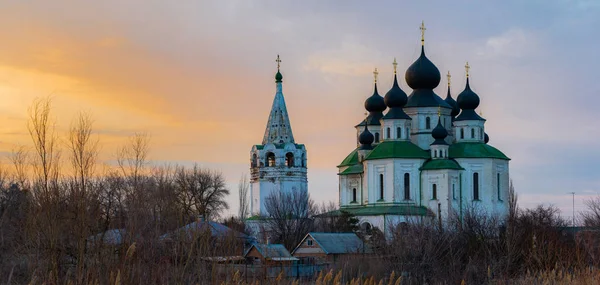 Historical Church, resurrection Cathedral in Starocherkassk (en inglés). Cielo atardecer sobre la Iglesia. Bonitas cúpulas. 1706-1719 —  Fotos de Stock