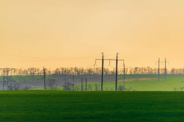 Gökyüzü arkaplanlı yüksek voltaj kuleleri