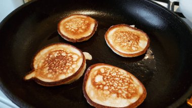 Tavada küçük krep yapma