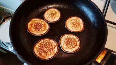 Tavada küçük krep yapma