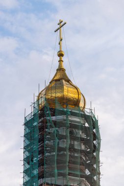 Gökyüzüne karşı bir haç ile altın kubbe. Mavi gökyüzünde Ortodoks haçı. Hıristiyanlık. Din. Ortodoks Hıristiyanlık. Isa. Paskalya.