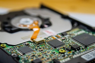 Bilgisayar Sabit Disk elektronik devre, makro fotoğraf. Sabit disk kavram, kavram kaydetme veri tamir. Seçici odak ile arka plan bulanıklık