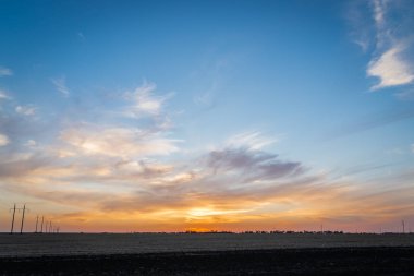 Kırsal arazi üzerinde altın gün batımı