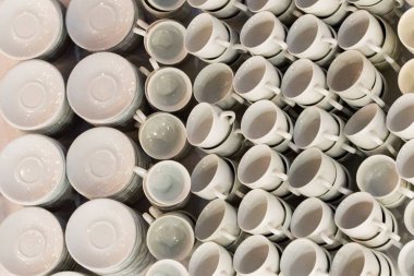 Masadaki beyaz kahve fincanları. Kahve ya da lokantada çay içmek gibi sıcak içecekler için hazırlanır.