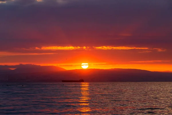Incredibilmente bel tramonto in mare. Gran bel paesaggio marino. Una vacanza al mare — Foto Stock
