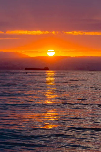 Incredibilmente bel tramonto in mare. Gran bel paesaggio marino. Una vacanza al mare — Foto Stock