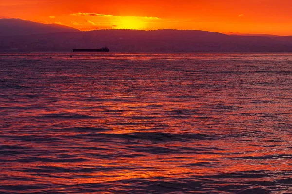 Невероятно красивый закат в море. Удивительная морская накидка. Отдых у моря — стоковое фото