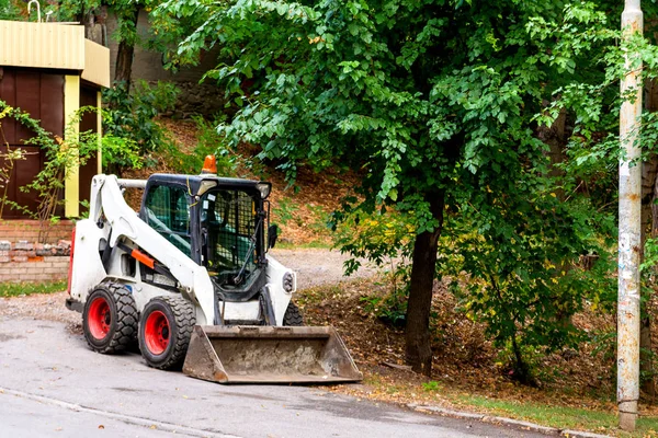 Wheel loader or bulldozer with a bucket in the city park — Stock Photo, Image