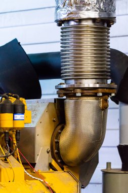 Esnek boru egzoz borusu. Boru üzerinde Motor Egzoz Kompansatör.