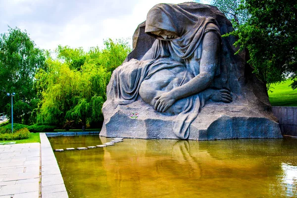 ВОЛГОГРАД, РОССИЯ - 26 мая 2019 года: Памятник скорбящей матери на Мамаевом Кургане — стоковое фото