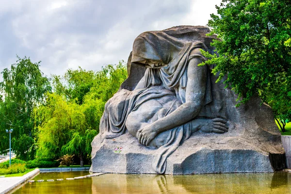 ВОЛГОГРАД, РОССИЯ - 26 мая 2019 года: Памятник скорбящей матери на Мамаевом Кургане — стоковое фото