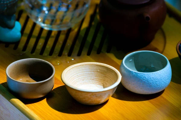 Tea ceremony. Teapot and bowls with Chinese tea on a wooden table — Stock Photo, Image