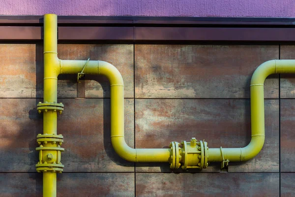 Κίτρινο αέριο σωλήνα μπροστά από τοίχο κτιρίου κατοικιών — Φωτογραφία Αρχείου
