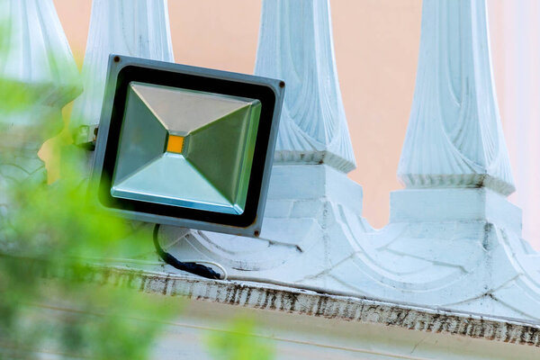 Фонарь, прожектор на стене
