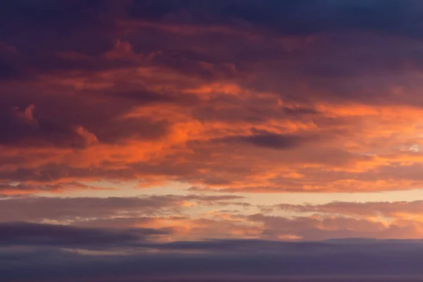 Panoráma ég és a Gomolyfelhő magasságban felhők élénk színek és színes sima ég naplementekor — Stock Fotó