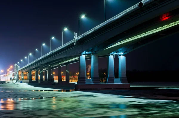ロシアのロストフでドン川の上に照らされた橋の夜景 — ストック写真