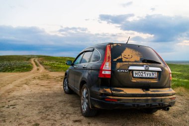 Baskunchak, Rusya - 28 Mayıs 2019: Dusty Crossover Honda Crv Suv bozkırda kırsal yolda
