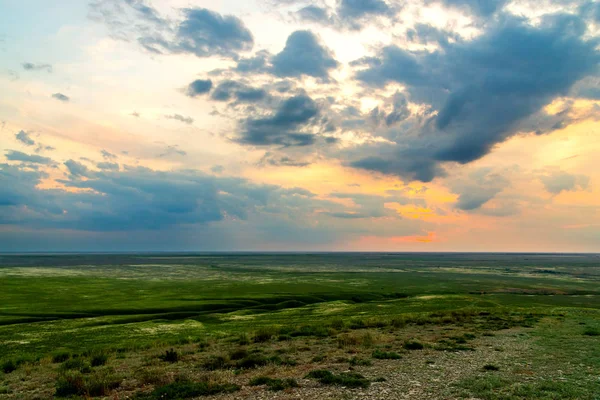 Tramonto panoramico con nuvole in cielo in steppa — Foto Stock