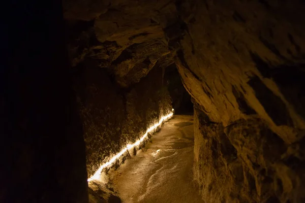 Túnel muy viejo a través de roca de montaña —  Fotos de Stock